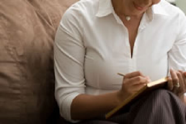 image：日記を書く女性