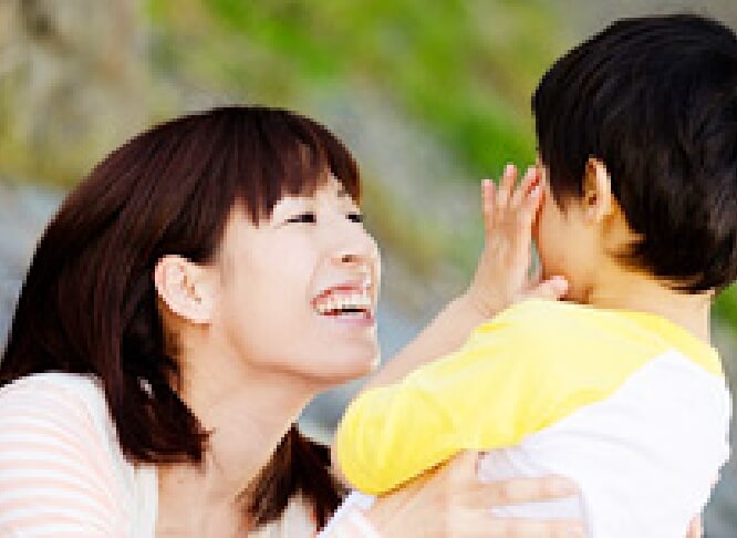 image:お母さんが子どもに笑顔を向けている様子
